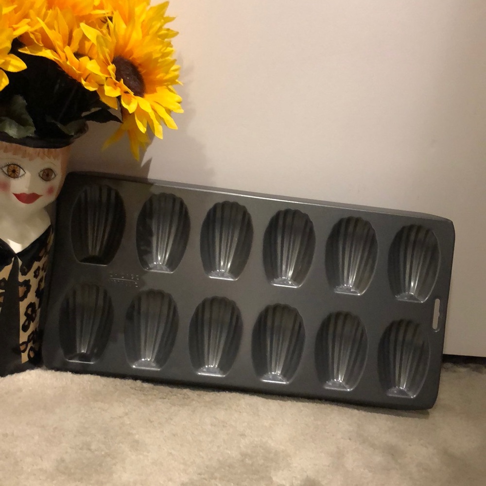 French Madellines nonstick baking pan.   Has 12 spaces.  Sturdy construction.